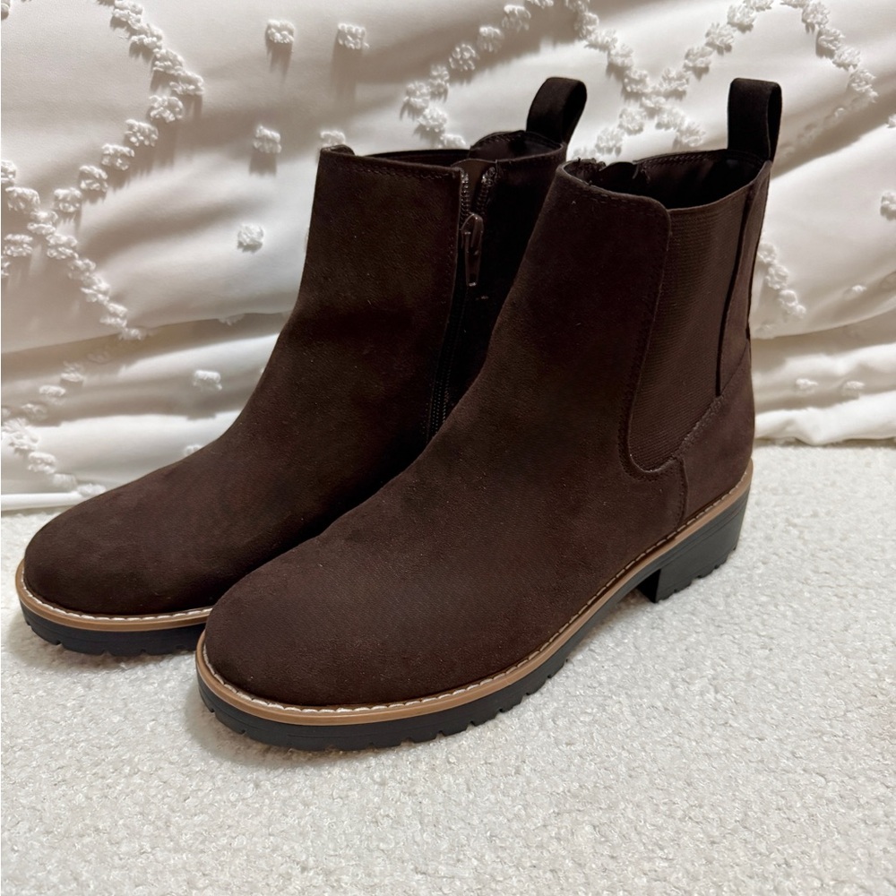 Kensie Women's Kayla Chelsea Faux Suede Boot - size 8.5 - Picture 2 of 8